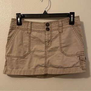 SOLD 🥥 vintage 2000s low rise cargo skirt, size 1